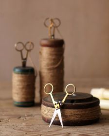 SET OF THREE WOODEN SPOOLS WITH JUTE TWINE AND SCISSORS (MIN 2)