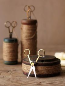 SET OF THREE WOODEN SPOOLS WITH JUTE TWINE AND SCISSORS