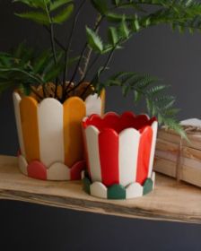 SET OF TWO STRIPED CERAMIC FLOWER POTS WITH TRAYS