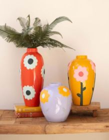 SET OF THREE CERAMIC VASES WITH FLOWERS